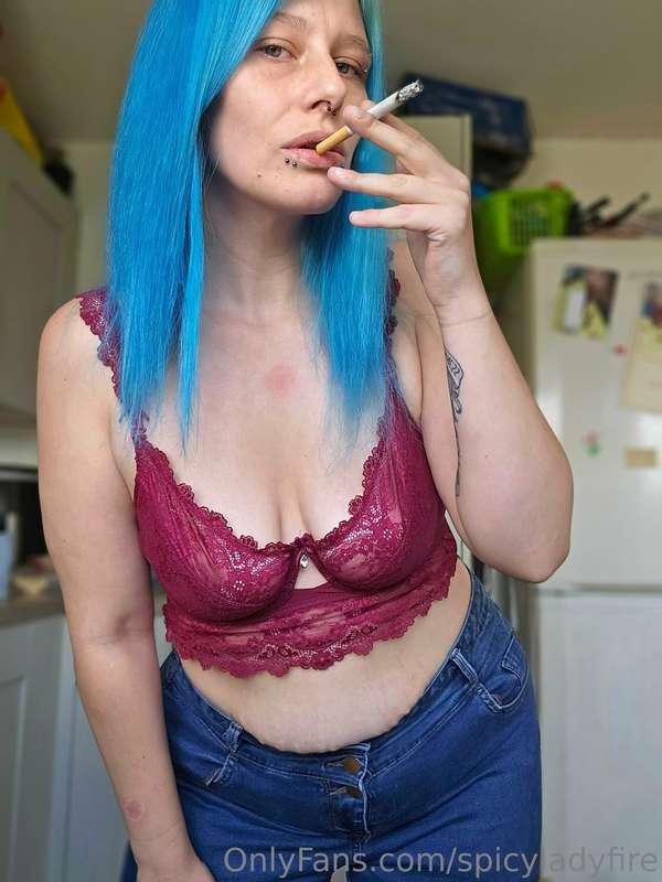 Since you just love seeing me smoke Cigarettes here 😍❤️