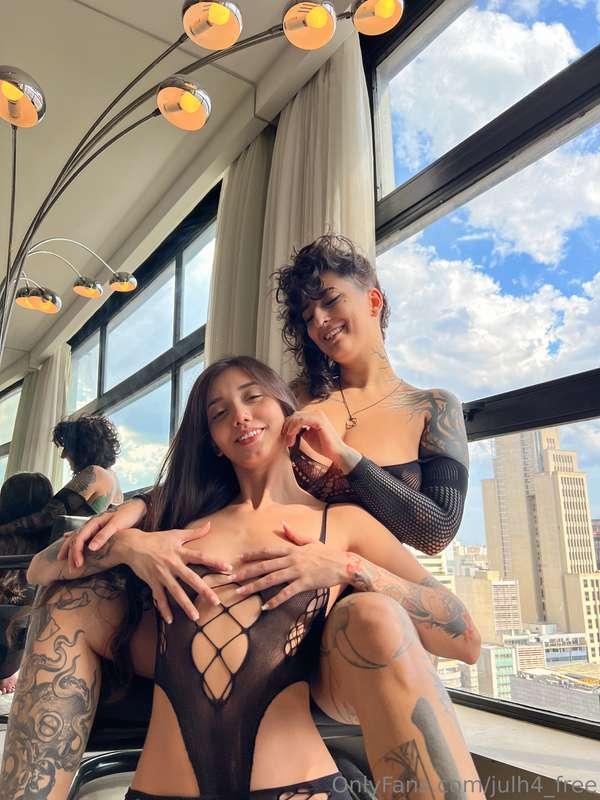 Real besties can't keep their hands off each other @biatrois