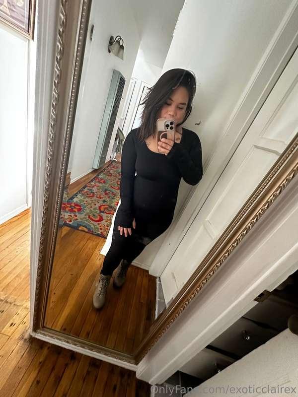 Black bodysuit selfie 🖤