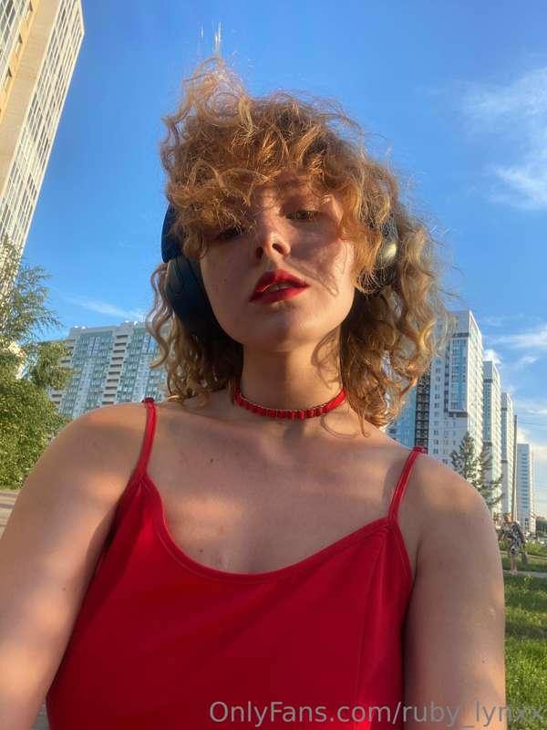 The wind loves to walk in my hair 🪁