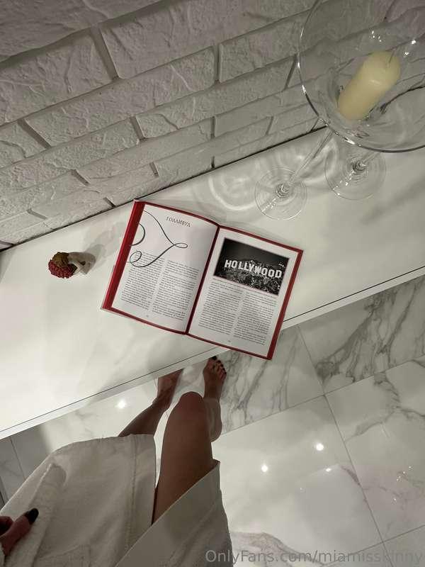 Lazy Sunday, book in hand and in no hurry 📚☕. Sometimes you ..