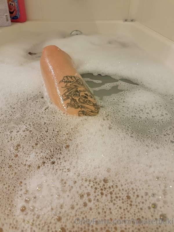 Enjoying a nice hot bath, who wants to join me 😘