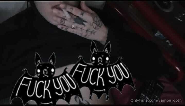 Two topless videos 🦇 i hope you enjoy it as much as me 😏🖤