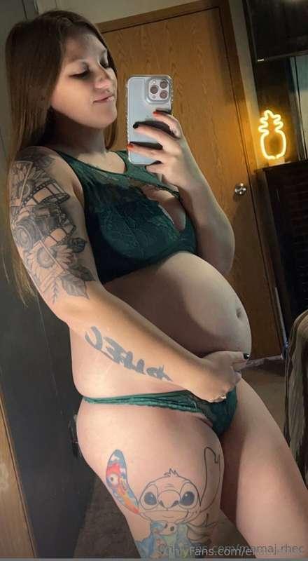 Go follow this baddie🥵 @mamaj.rhec 