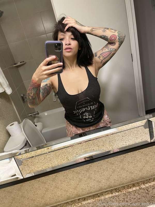 Some bedtime selfies & good morning selfies from my hotel 💋