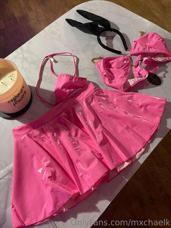 look at this cute ass outfit i got today!! i’ve had such a b..
