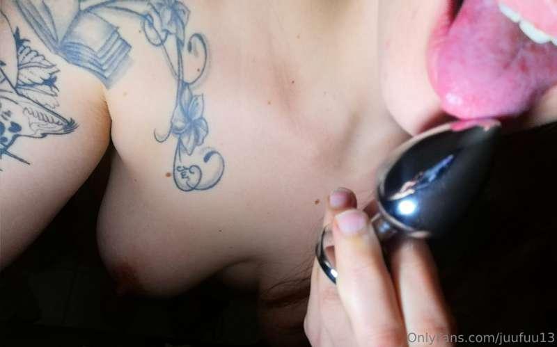 Mm.. Bien mojadito para que entre bien 🤤🥵
Te espero para que..