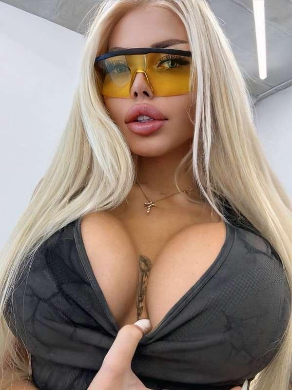 JUICY BLONDE @callmebarbiedoll WITH LONG HAIR AND BIG TITS 😍..