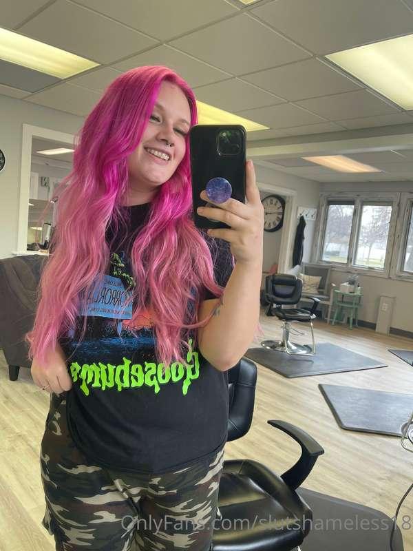 Here’s some selfies of the pink haired slut 😘😘😘