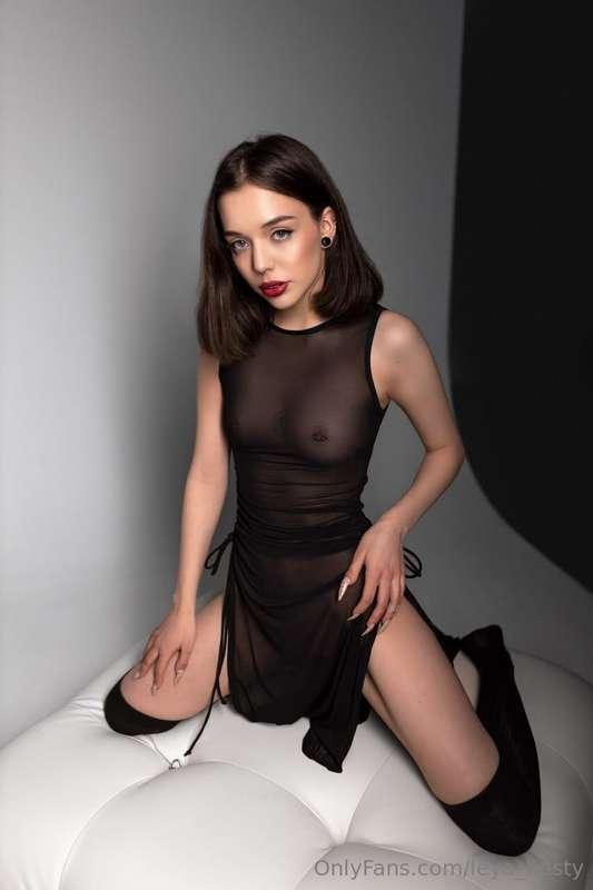*FREE* 🤪💦🔥 You want to see her @naughtyemma22 pussy with fin..