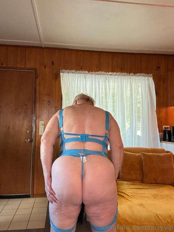 Does this look make you weak, or should I try harder? 😘💋