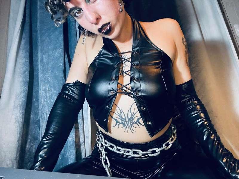 Do u want to worship me??? Then, go to my profile and like e..