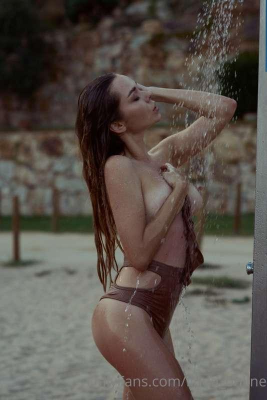 Shower on the beach 🏖💦🔞