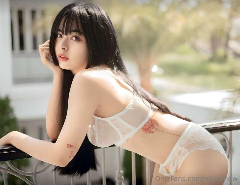 Japanese student @estelleshiori is feeling hot today and wou..