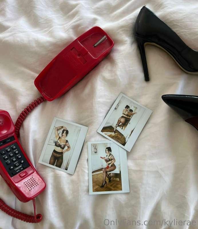 ***Signed Polaroid Giveaway! 📸☎️🎞️👠***

I’m going to make it..
