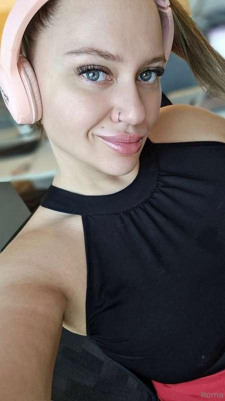 Hey babe. Shoot me a DM for discounted content 🥵💦