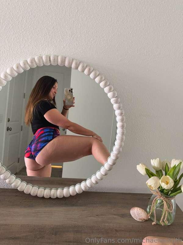 Send me a DM if you want to see me spread my cheeks wide 🙈