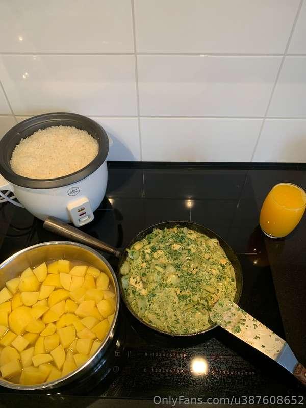 Sunday dinner 🥘 ready! Indian stew with tofu and rice 🍚 🇮🇳 
..
