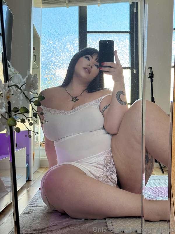 Do you think this outfit would look even better on the floor..