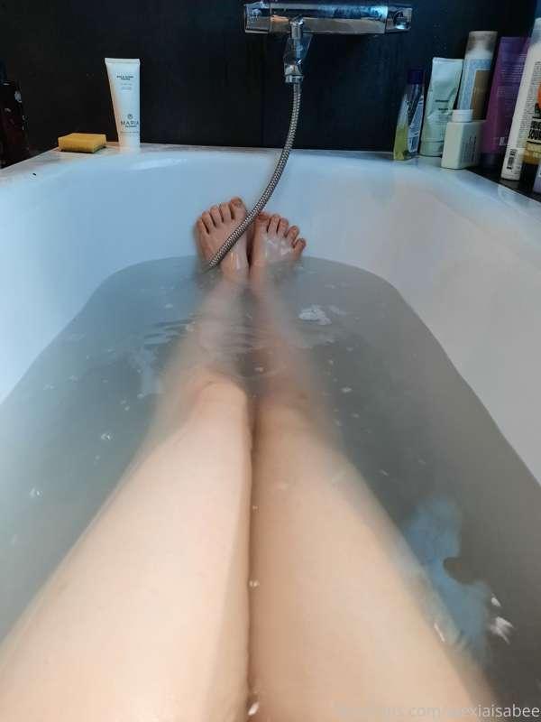 A lil thing for you feet lovers <3 
I'm gonna start posting ..