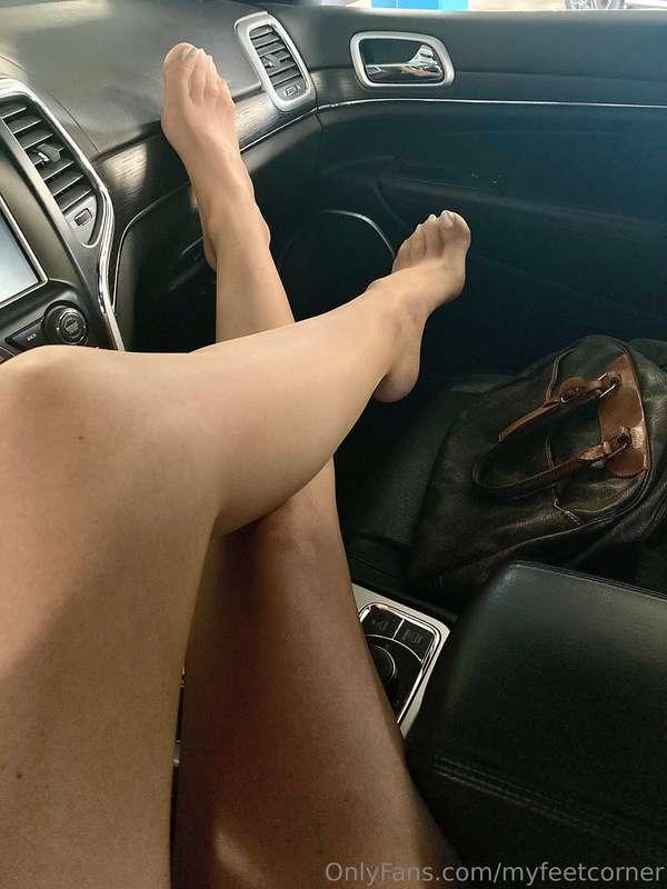 My feet rest during Office break!! Urge a foot massage🦶💦#foo..