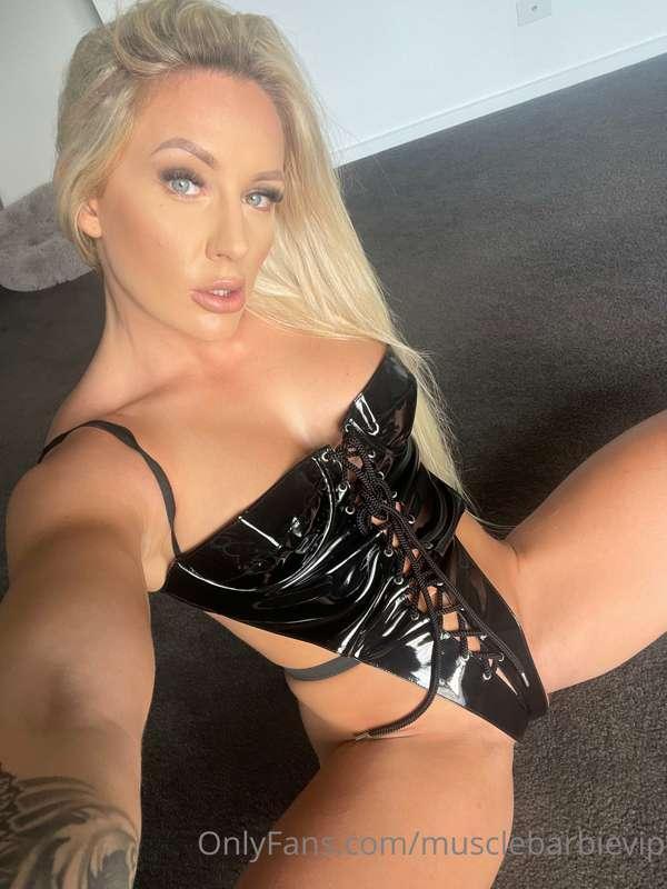 Thoughts on this ***Black latex outfit?*** 🖤 **Chats are ope..