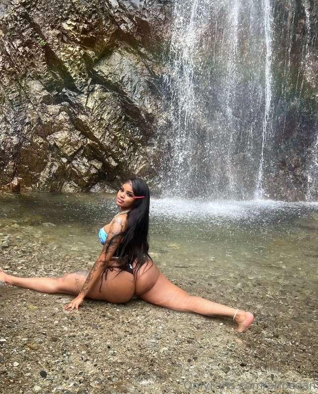 Tip $10 and see what i’m doing right now! 🥵💦