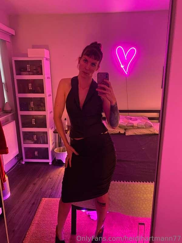 Say “Domme” three times in the mirror, spinning in a circle ..