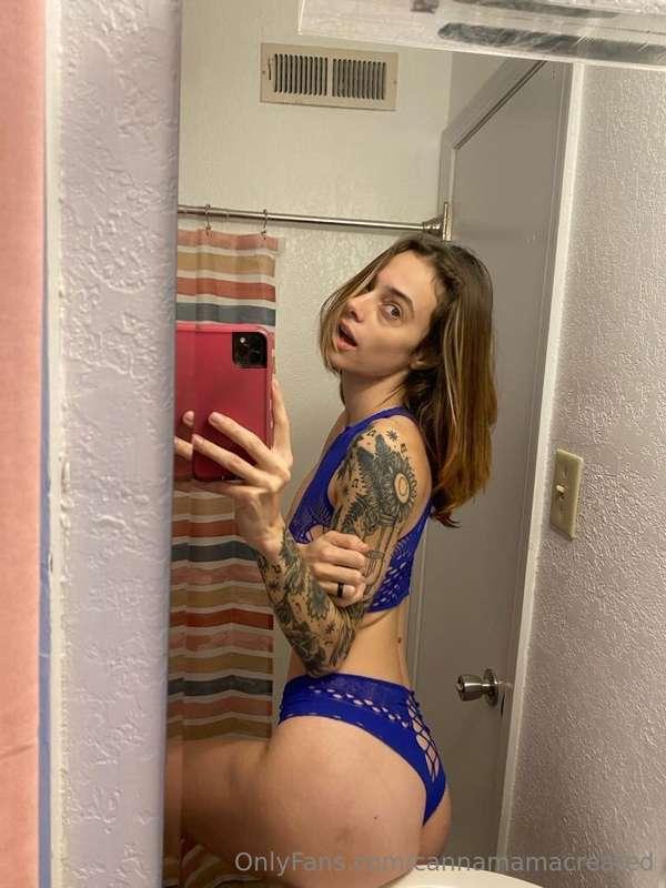 A slow morning today 😅 Hope you woke up happy ✌🏼🍃💋