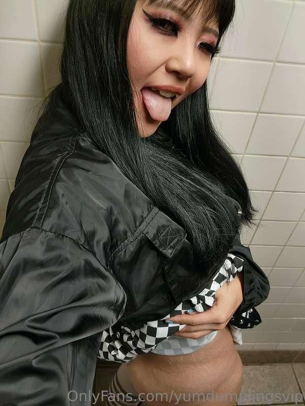 Would u fuck me in the public bathroom? 😈