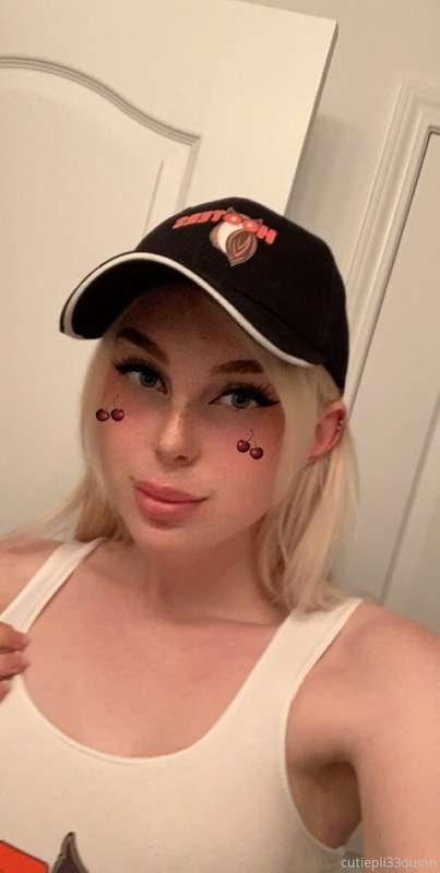 editing a new video 🧡 just a cute hooters waitress who recei..