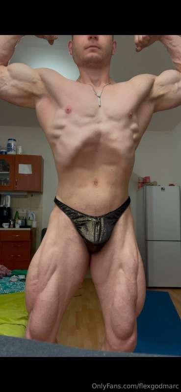 Hot muscle stud showing his muscles (i slowly strip down)😛