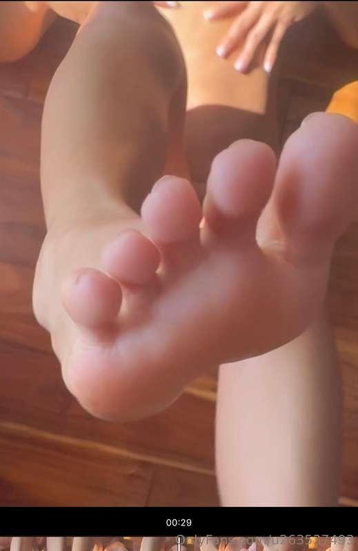 My sexy Filipina body on the ground while waiting to get a l..