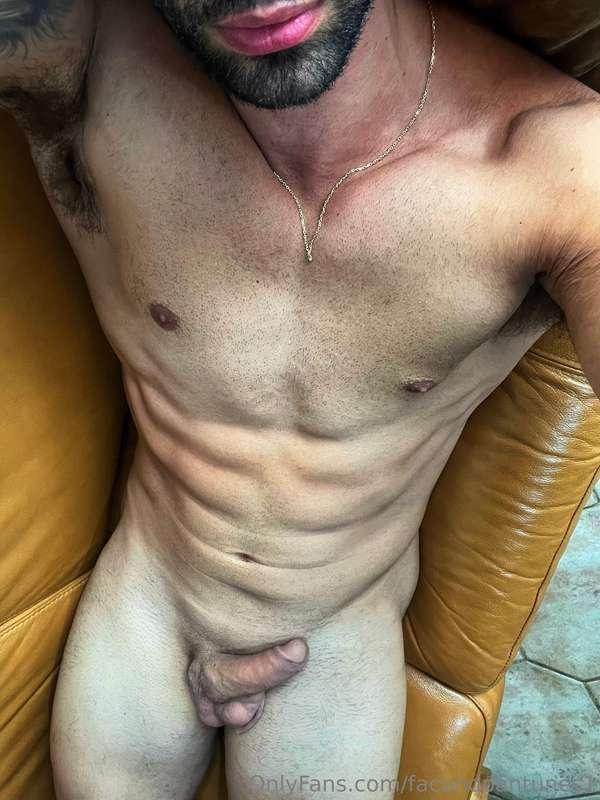 Desnudo en el sofá 😮‍💨😏  Naked on the couch 😮‍💨😏