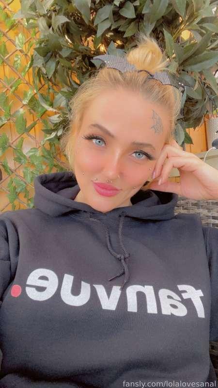 hi babes 💕
quick psa: outstanding custom orders on my fanvue are being sent out as soon as i get hold of support- i haven’t got my password and can’t retrieve it 🥹 but they’re usually quick to help so i can’t imagine it will be too long! 

not following yet? 👇🏻  
fanvue.com/lolalatz

#blonde #german #sizequeen #anal #analqueen #analwhore #extreme #analtraining #stretched #fyp