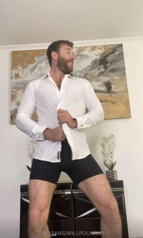 Dancing, shaking my ass 🍑, and giving you some REALLY good h..