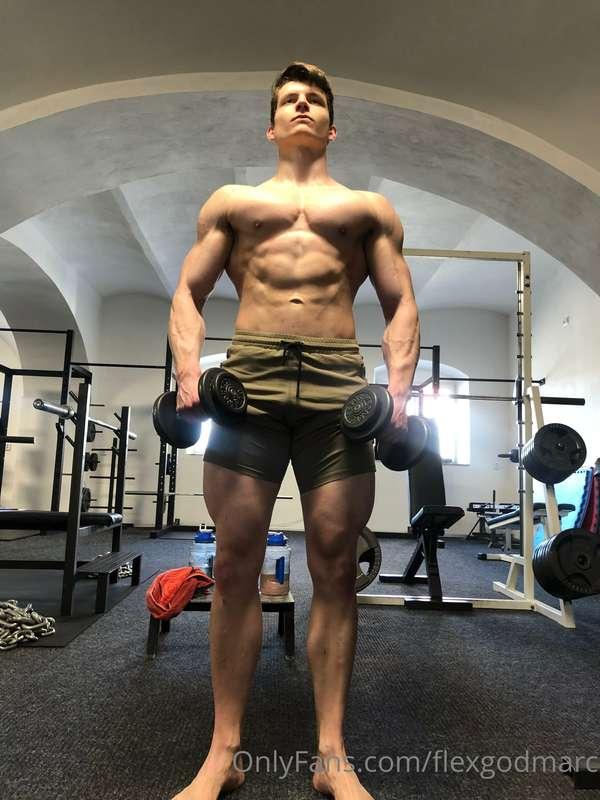 Shredded posing in my kitchen on new lightning . Rate my phy..