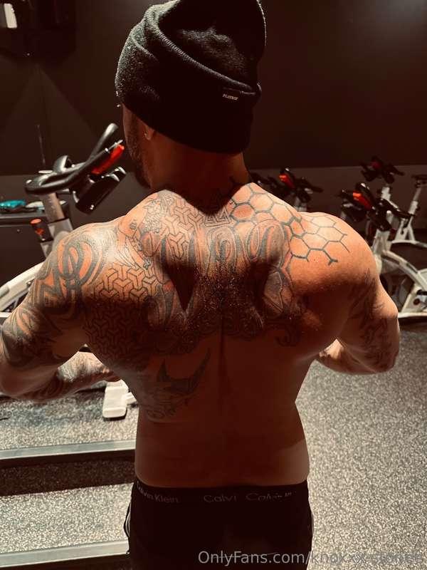 Back day 💪🏼💪🏼 does anyone wanna rub these shoulders for me 😈