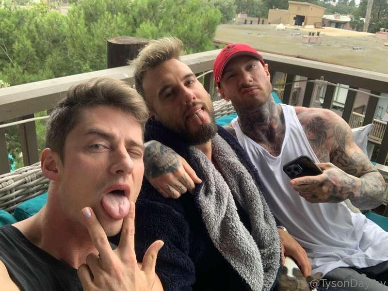 Waking up in LA with these Papas 😎 New content in-cumming 😇 ..