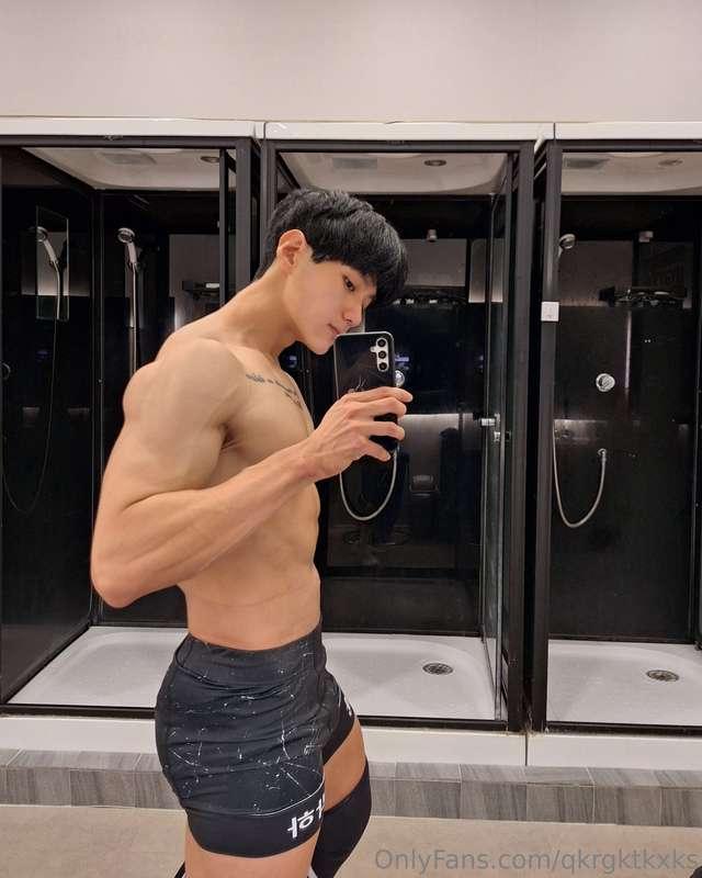 월운완!!! 슬슬 제모가 하고싶다^^...팬분이 폼룰러랑 텐가를 ㅋㅋㅋㅋ 보내주셨는데 선물 온도차이 무슨일이..