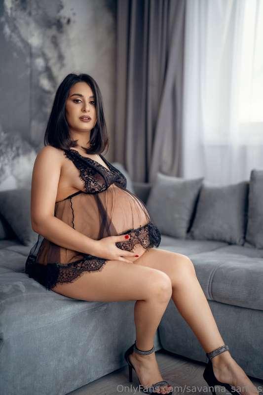 🤭 My PREGNANT 🤰🏽 neighbor likes to get naughty on OnlyFans 😈..
