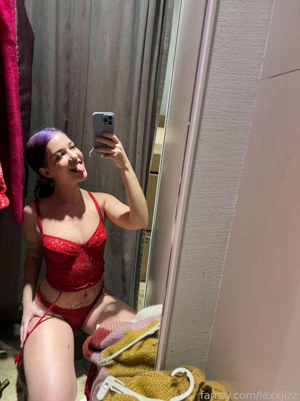 christmas content outfit spoiler🤫

#christmas #lingerie #outfit #red #fittingroom