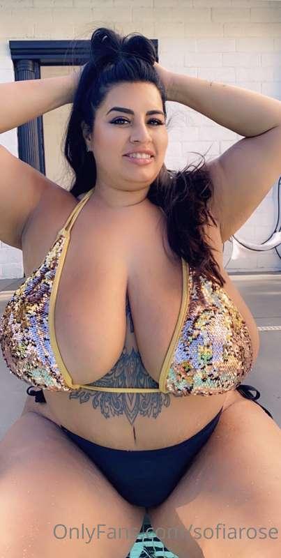 I'm not just a pretty face, babe... I've got curves in all t..