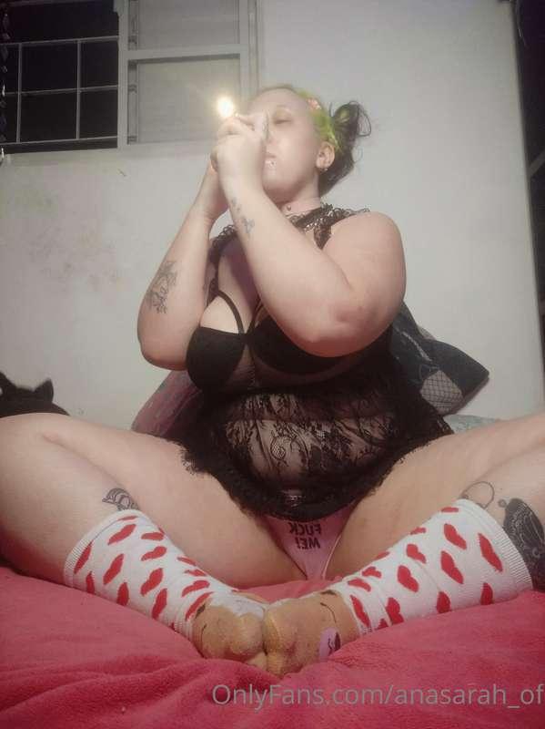 Cum see me get high and show off my pretty pussy <3