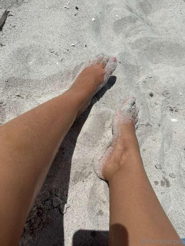 Feet and toes in the sand for my foot lovers 💕💕