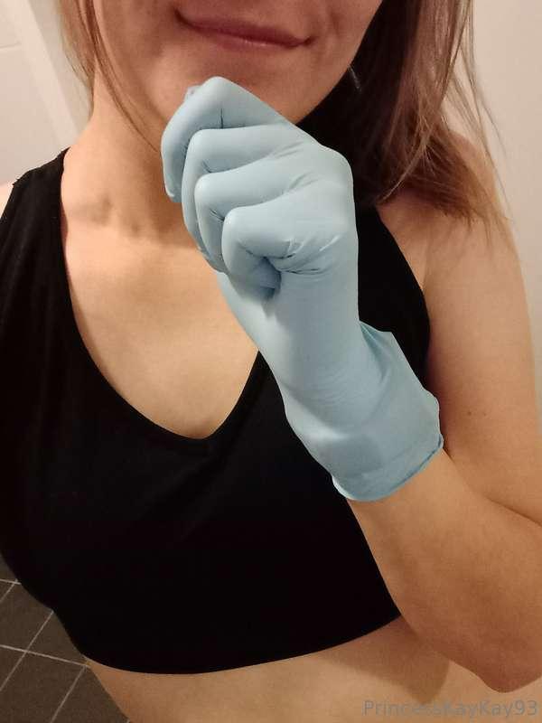Time to finish the weekend with a gloved shower 🧤😋 besides t..