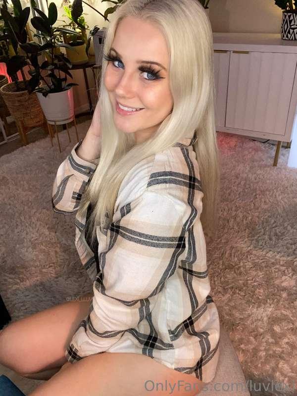 It’s hump dayyyy come hang with me 💛 lexiluv.live