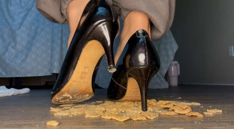 Heels and cinnamon toast crunch 🫸🏼
