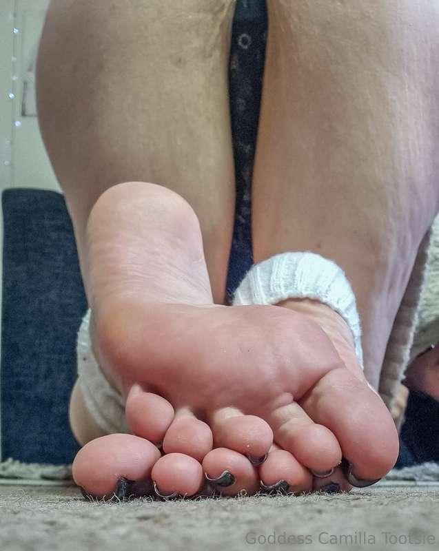 Are you thirsty this Thursday?! 😈 My big booty & soles will ..