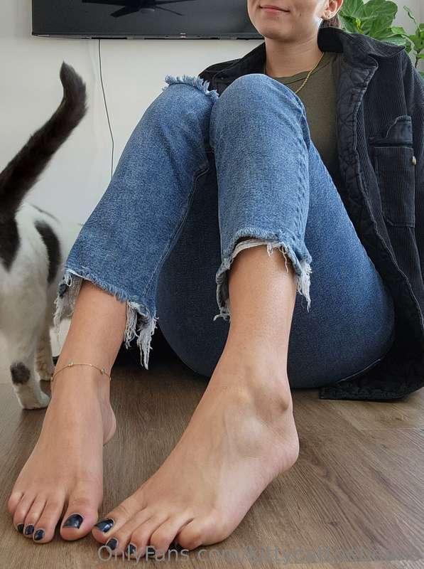 Come closer so I can stick my toes in your mouth 😉